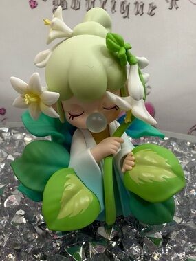 Rolife Nanci doll flower Pastel Green Floral Vinyl Figurine with White Blooms